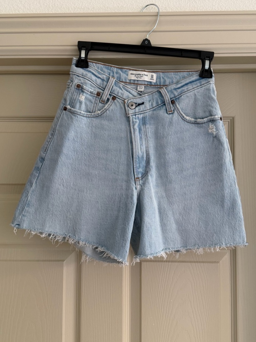 Abercrombie & Fitch The Dad Short High Rise in Curve Love Light Wash